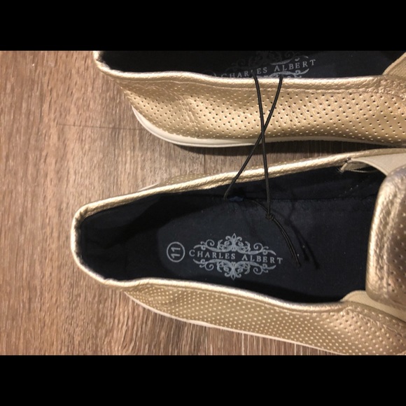 🌟Gold slip-on sneakers size 11 but fits like a 10 - Picture 3 of 4